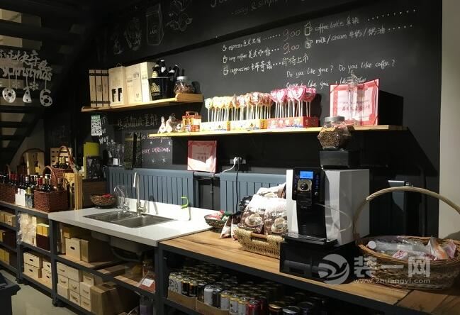 巷深处有家杂货店,破旧牛奶箱是它的招牌。投进写满烦恼的信件,第二天就会收到注入诚意和耐心的回复。成都装修网了解到,这就是成都版解忧杂货店,一起来看看吧! 《解忧杂货店》是妹妹阿叙床头书架上最爱的一本。带着她一点小情怀,总想成为收纳别人故事的牛奶箱。 姐姐丹对回忆有依恋。