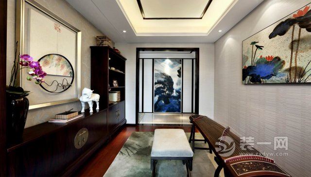 案例分析 面积:120平米 户型:三居室 风格:新中式风格 下面就随着天津装修公司一起来欣赏一下吧。 客厅 客厅在现代风的基础,加入了古韵的中式元素;梅花的沙发墙图案、韵味的茶具、现代中式的布艺沙发、两侧的台灯、编织藤椅等素雅自然的细节,让客厅显得充满了雅致而又内涵的中式韵味; 精致的细节,处处都展示着主人的优雅与高品位; 大理石质感的电视墙,侧边的中式栏栅隔断,搭配一个创意的鸟笼装饰,电视柜上一个鸟儿图案的装饰瓶,让现代大方电视墙同样是充满了中式的古韵气息; 餐厅 餐厅背景墙以独特纹理的壁纸,结合