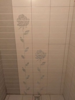 【塞纳春天装饰在线看工地】富邦花园装修新开工地墙面瓷砖铺贴完毕