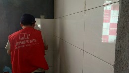 【塞纳春天装饰在线看工地】香逸园装修新开工地墙面处理完毕，瓷砖铺贴