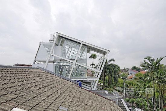 倾斜玻璃住宅 各个居家空间都装修的有