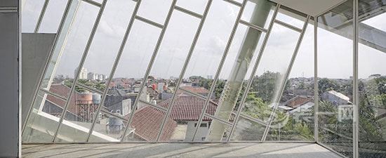 倾斜玻璃住宅 各个居家空间都装修的有